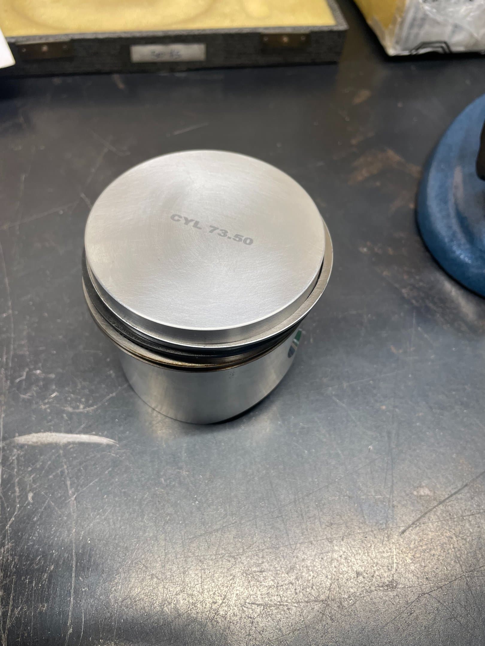 Piston sur mesure taillé dans la masse