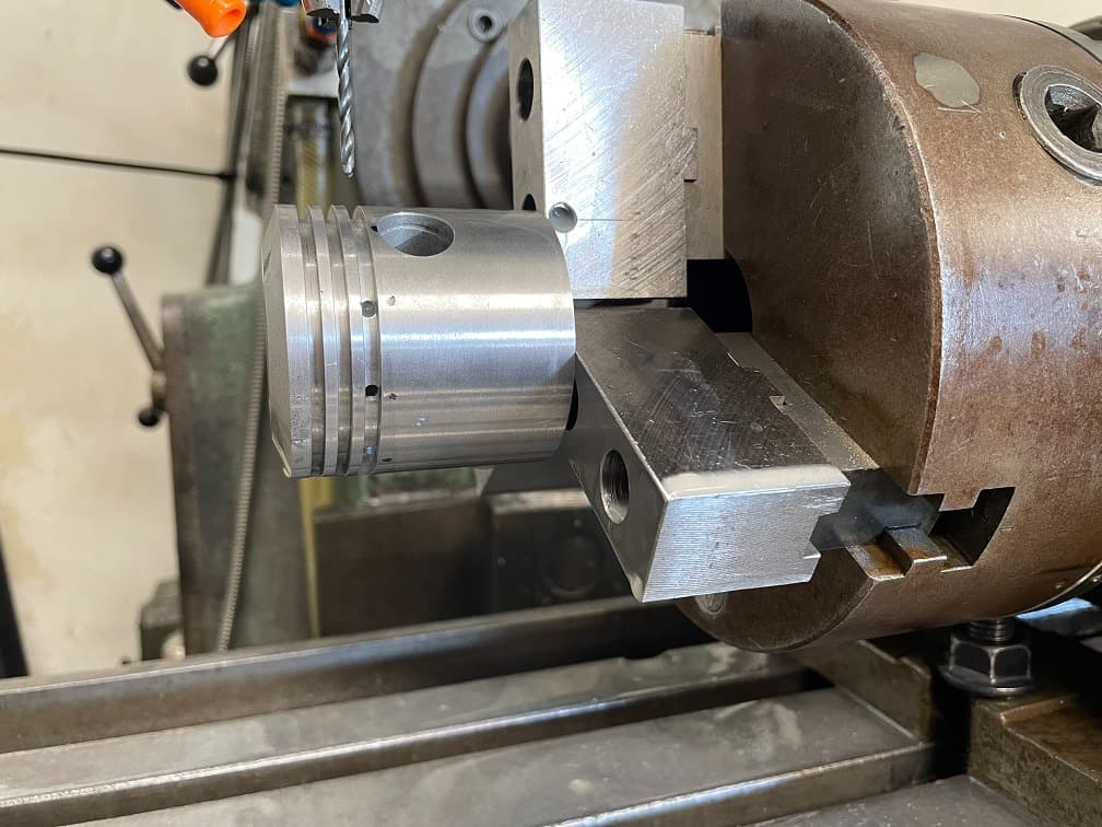 Modification d'un piston neuf d'époque avec pose d'un segment racleur